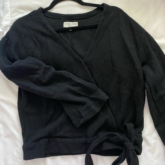 Madewell textured long sleeve tie bottom shirt. Size S - Picture 2 of 4